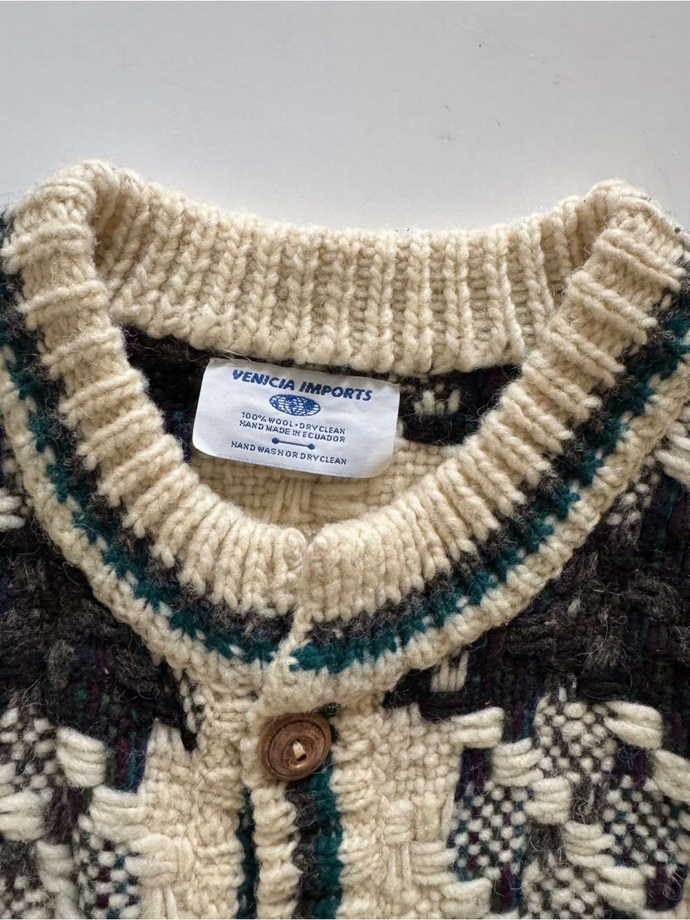 Vintage winter sweater perfection ❄️🤍
Hand knit wool cardigan - Picture 8 of 8